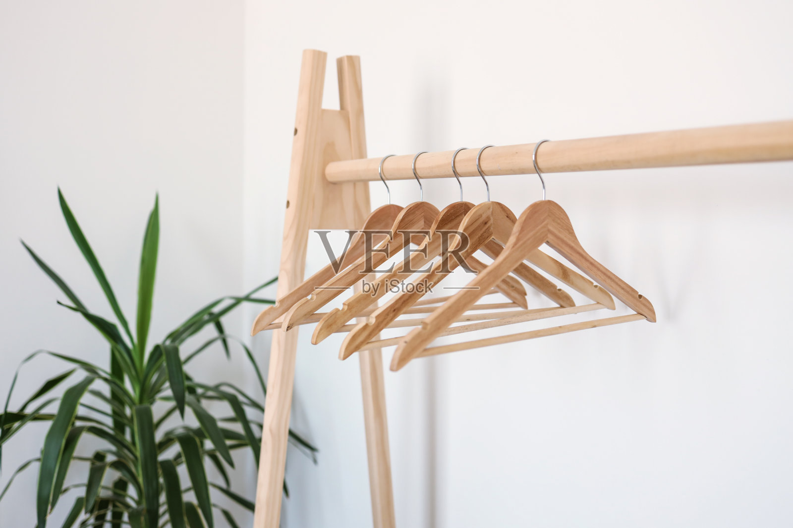 白色背景的木制衣架/衣架。衣架上面和里面可能有复制空间照片摄影图片