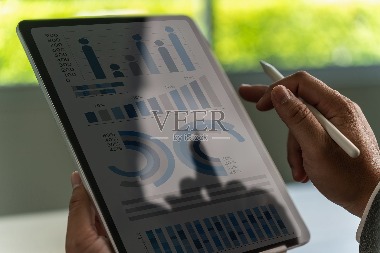 商人专业使用数字平板电脑分析文档策略和图表专业策略数据会计平板电脑屏幕照片摄影图片