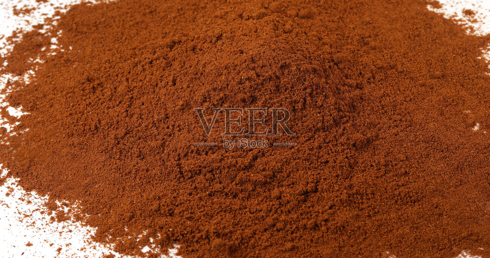 八角茴香，八角茴香，粉末落在白色的背景下照片摄影图片