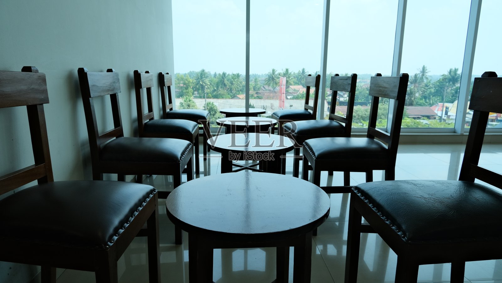 餐厅里一排排的空桌椅照片摄影图片