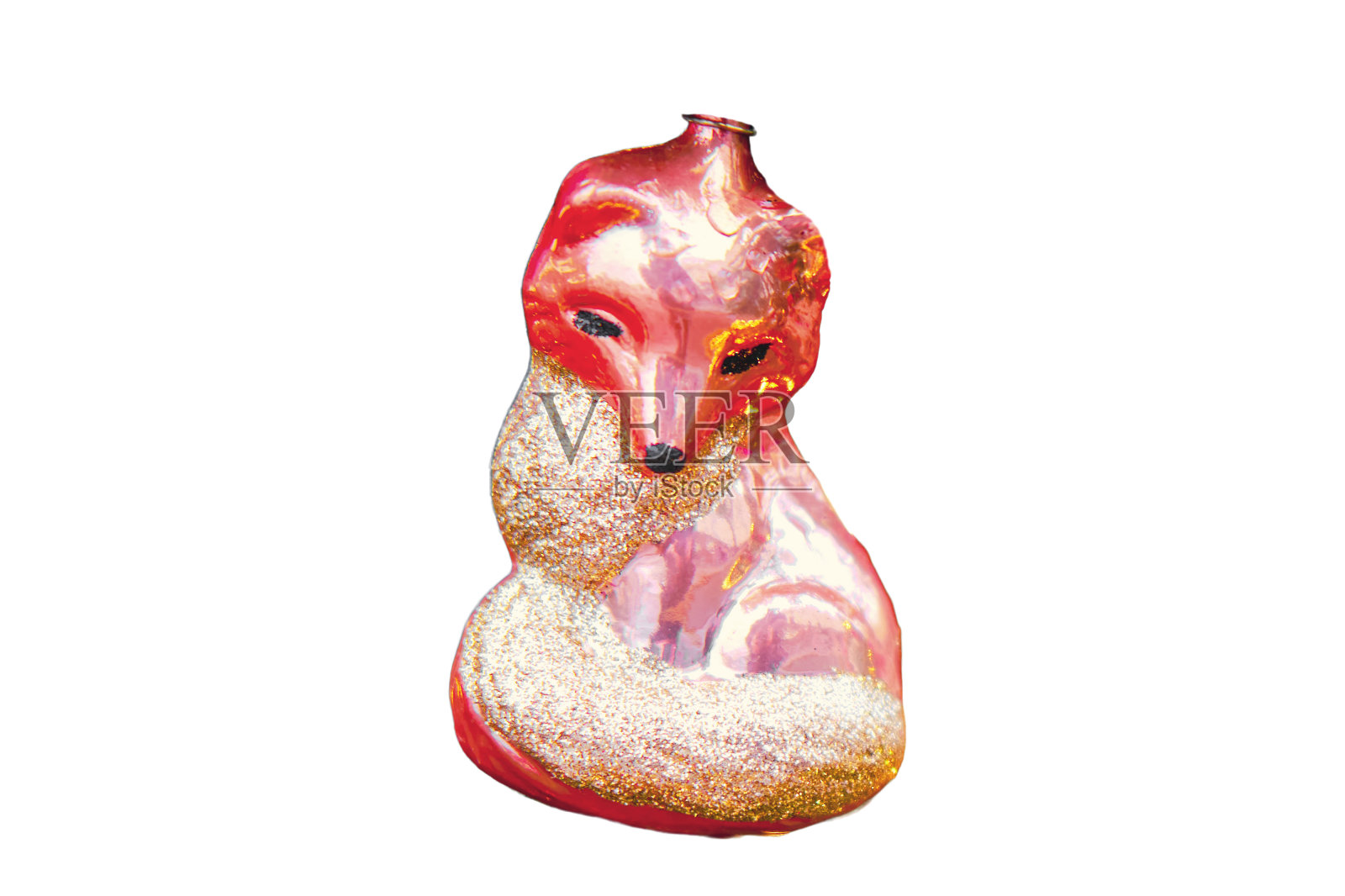 用玻璃制成的狐狸和刺猬作为装饰品挂在圣诞树上，特写，孤立在白色的背景上照片摄影图片