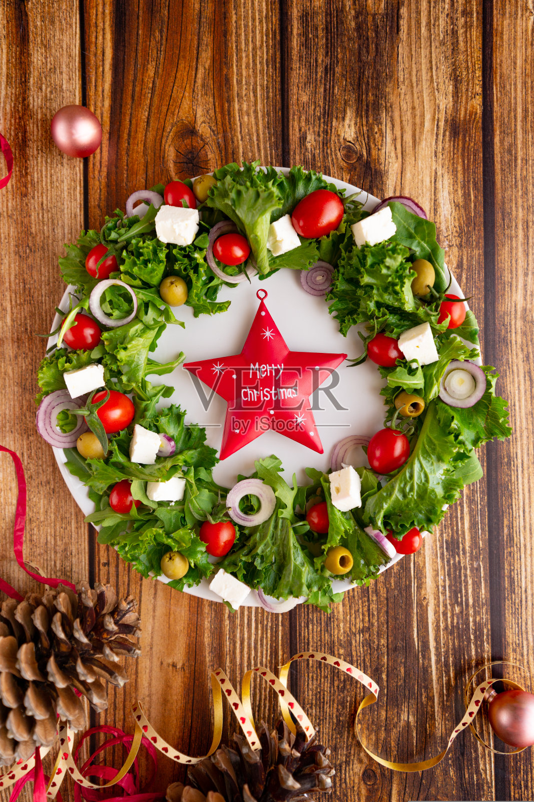 圣诞花环沙拉在黑暗的背景照片摄影图片