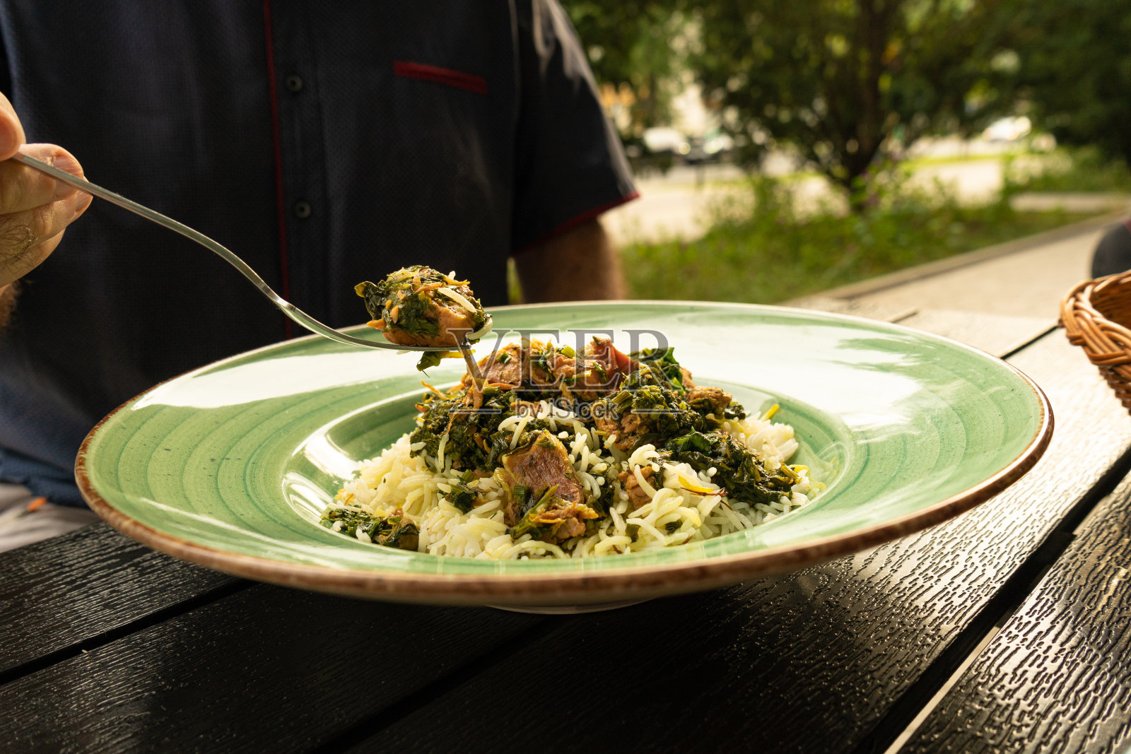 绿色盘子里的抓饭，牛肉抓饭，传统亚洲菜肴，又称波罗、皮拉夫、帕劳照片摄影图片