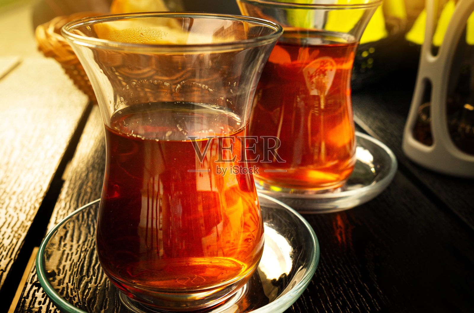 街边咖啡馆桌上的土耳其茶，餐厅里的阿拉伯杯，土耳其杯里的红茶照片摄影图片