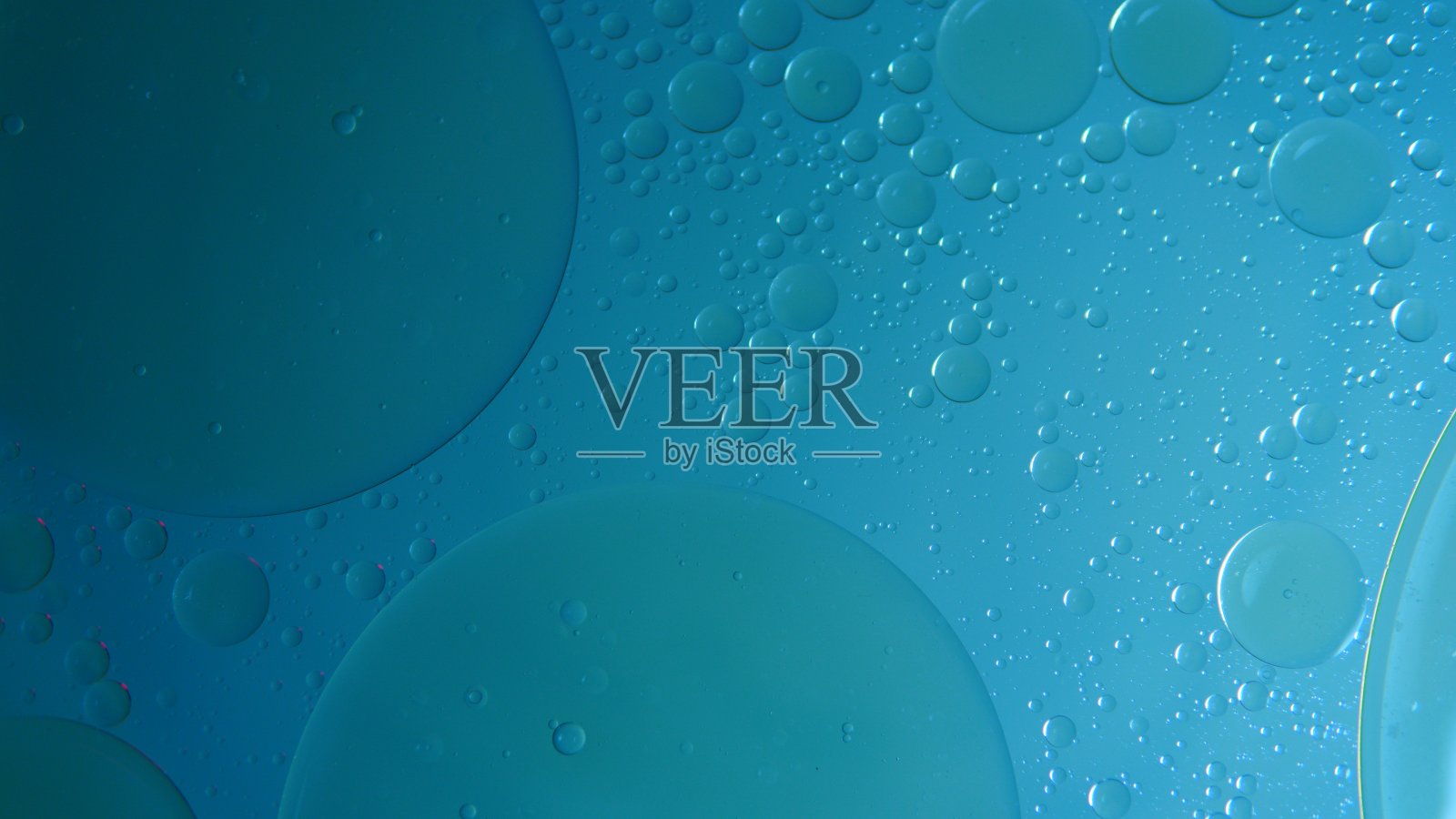 漂亮的背景，抽象的背景上的油泡沫与蓝色的光照片摄影图片