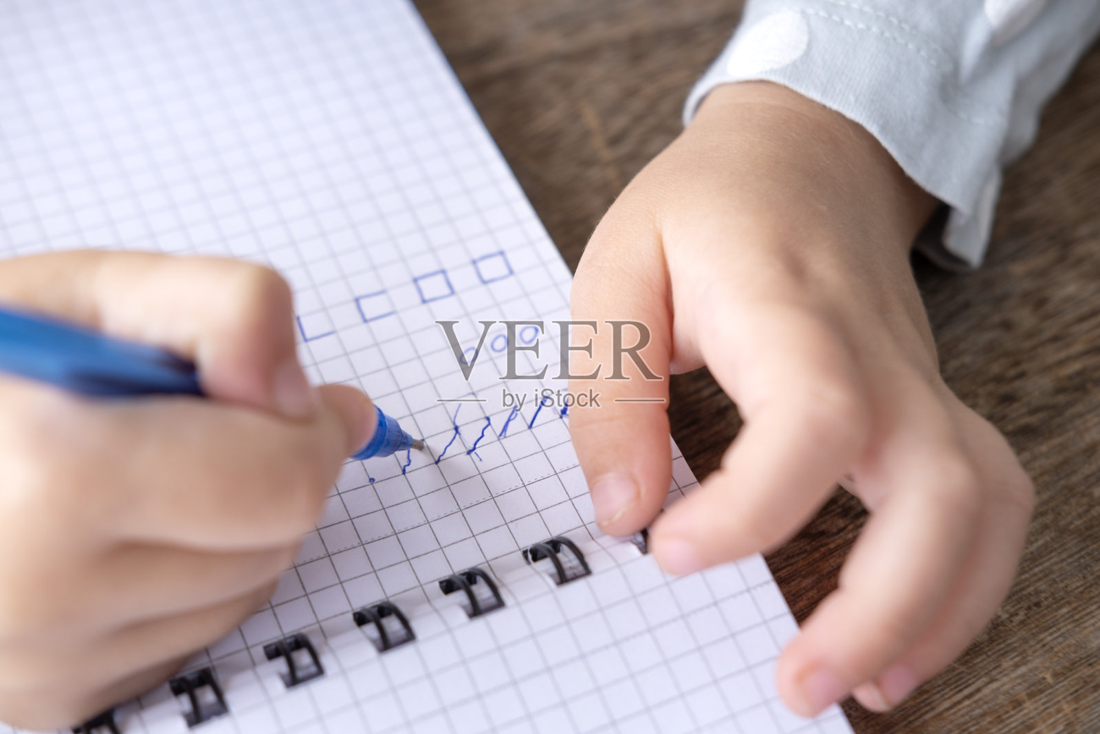 学前，孩子的手用笔在笔记本上写字，为学龄前儿童练习书写，发展手的概念照片摄影图片