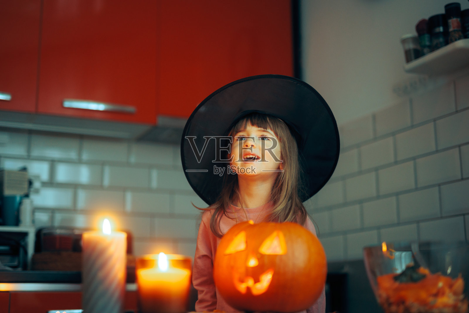 有趣的孩子检查蜡烛和南瓜南瓜灯照片摄影图片