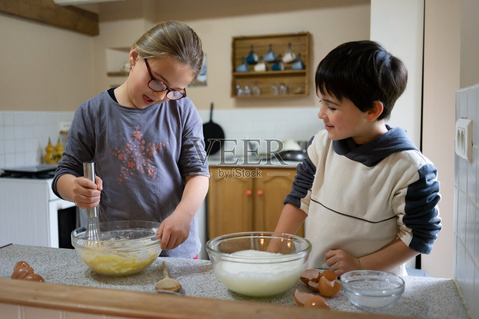 哥哥和姐姐为圣诞节烤蛋糕照片摄影图片