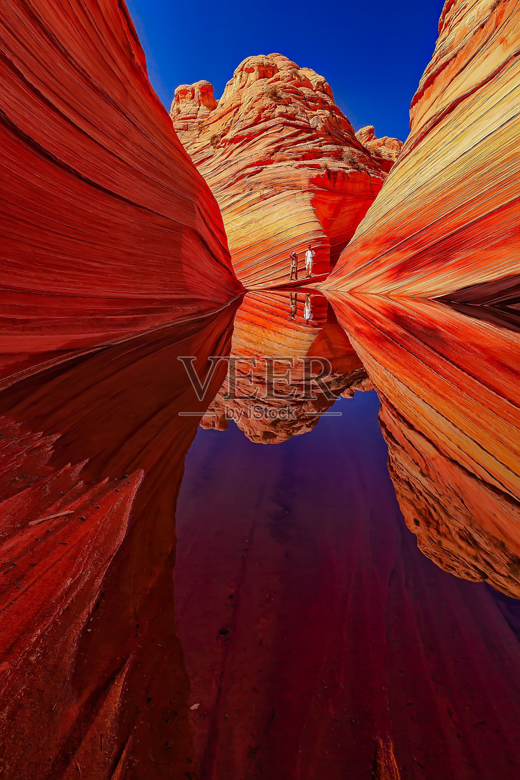 引人注目的红色砂岩结构的Coyote Buttes北，亚利桑那州与蓝天照片摄影图片
