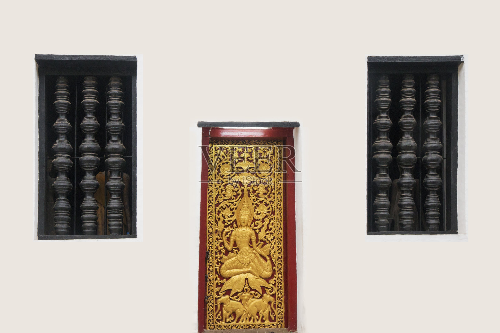 寺庙的外墙和门上都装饰着雕刻。wat wisunarat寺(wat visoun)，古老的老挝寺庙艺术，琅勃拉邦风格I，老挝琅勃拉邦的老挝寺庙建筑照片摄影图片