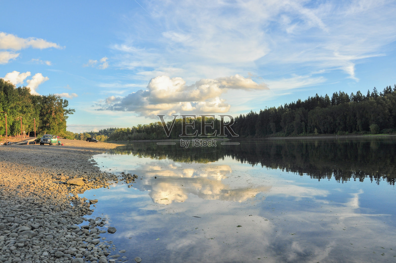 天空的倒影照片摄影图片