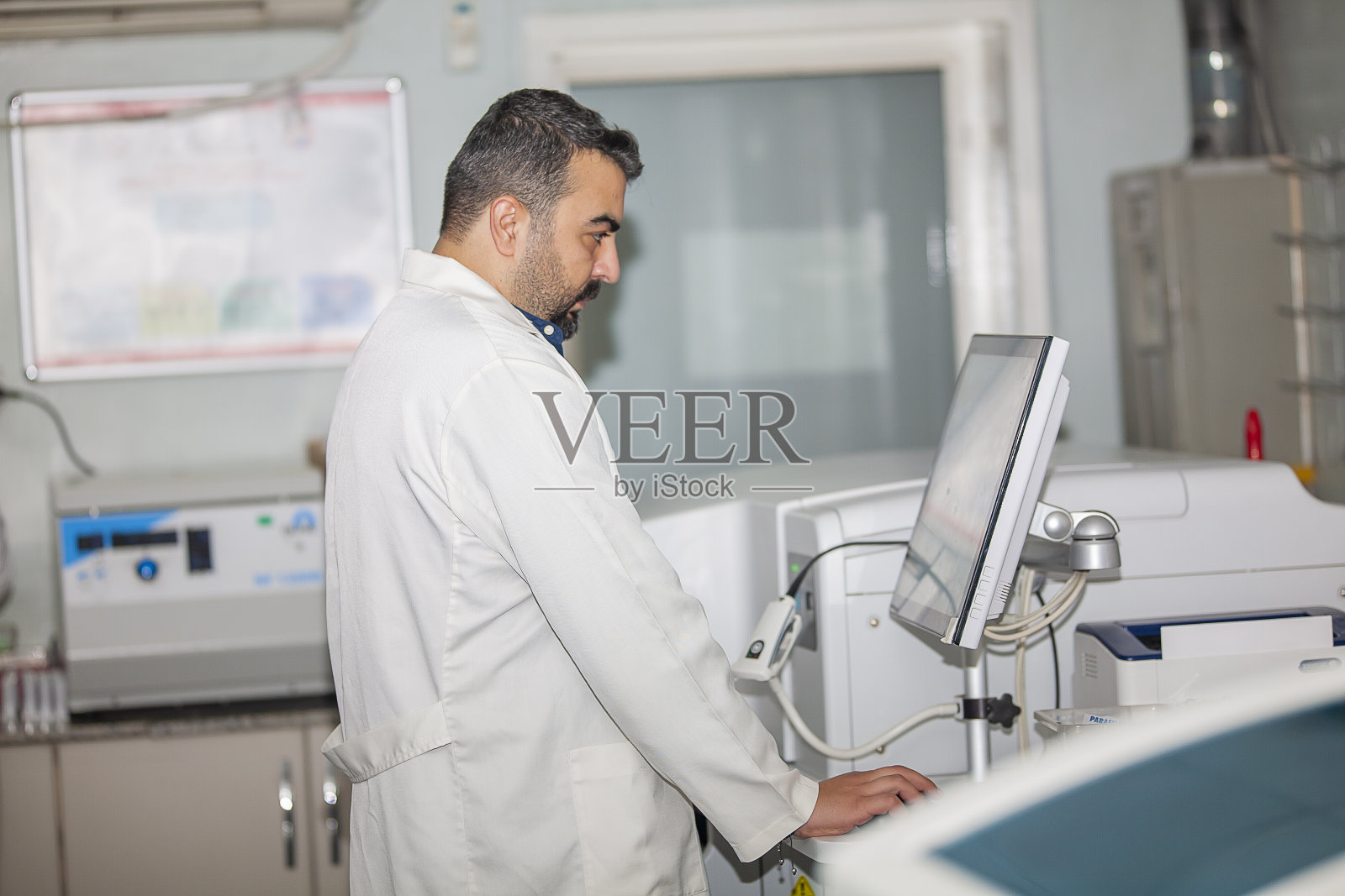 工作台前的实验室技师照片摄影图片