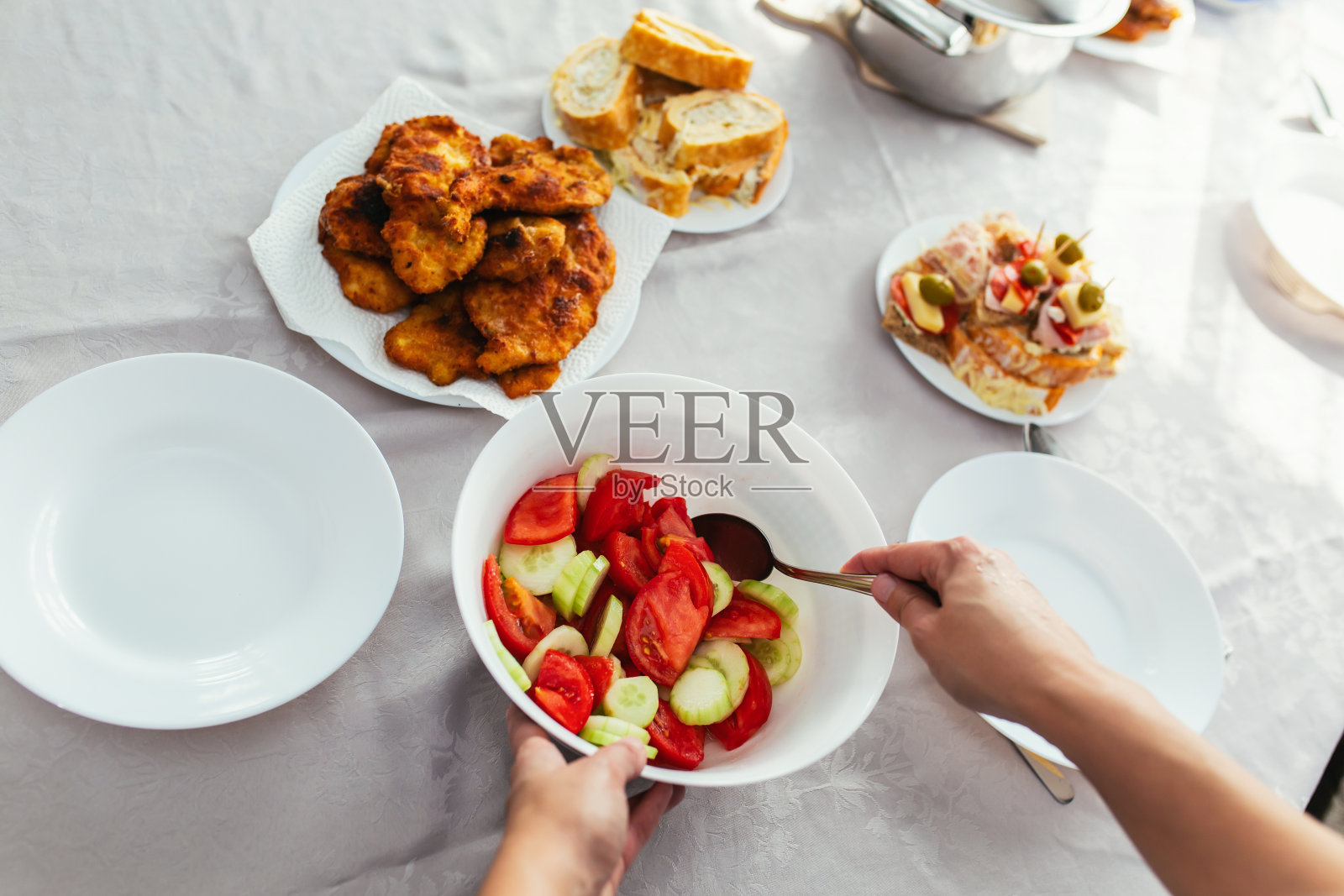 蔬菜沙拉、面包卷、泡菜和炸肉排的特写照片摄影图片