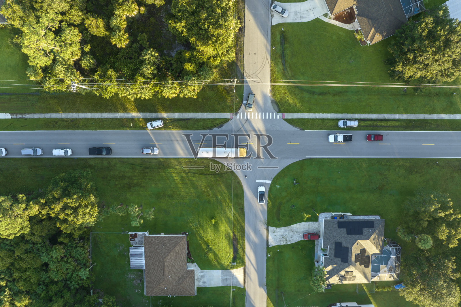 经典的美国黄色校车在乡村小镇街道上的俯视图，在清晨接送孩子去上课。美国的公共交通照片摄影图片