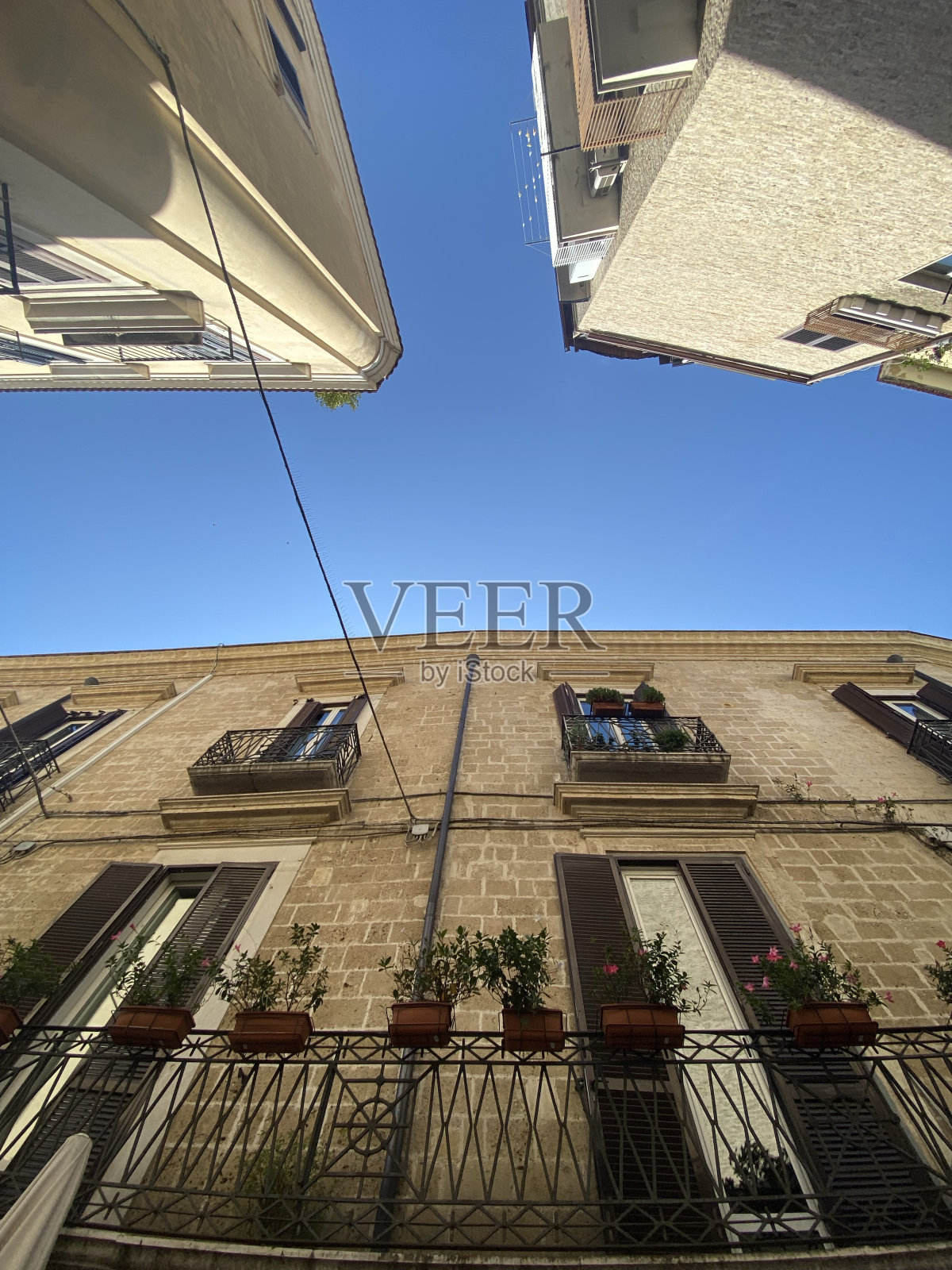 巴里有植物的阳台照片摄影图片