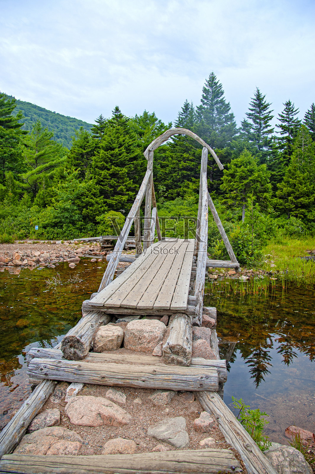 徒步旅行的桥梁照片摄影图片