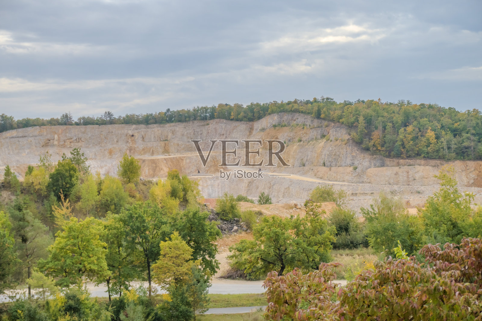 伯龙附近广阔的露天矿山，秋天的天气里沙子堆积如山照片摄影图片