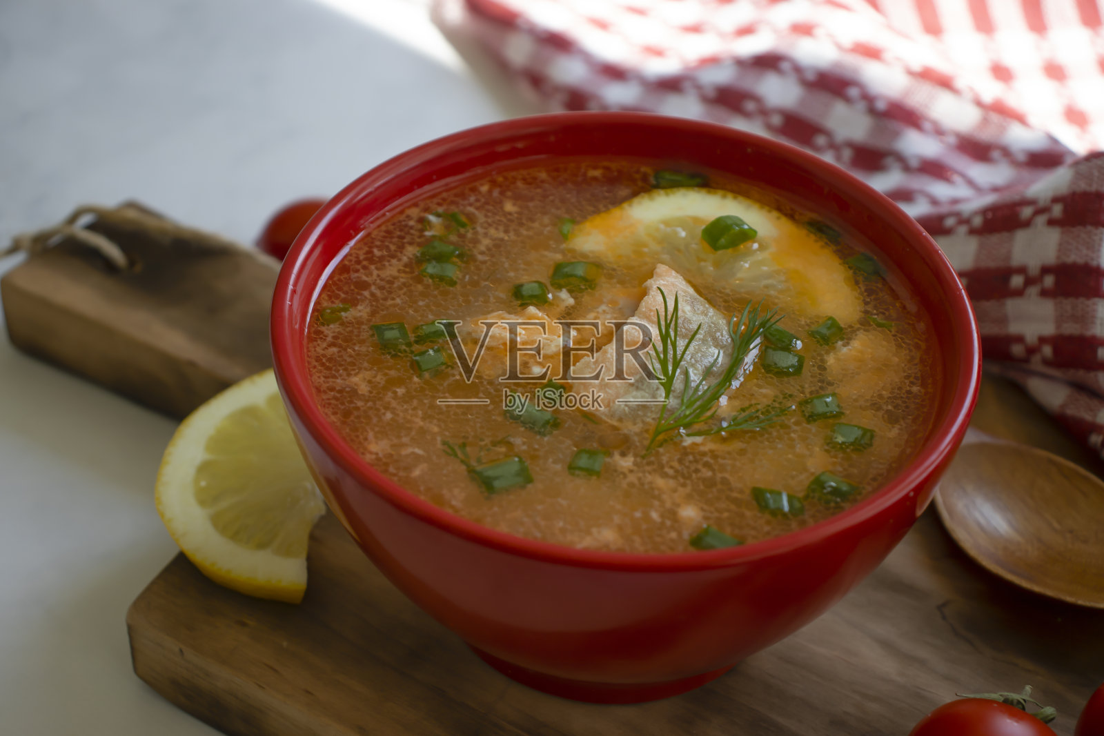 鲑鱼汤，柠檬汤照片摄影图片