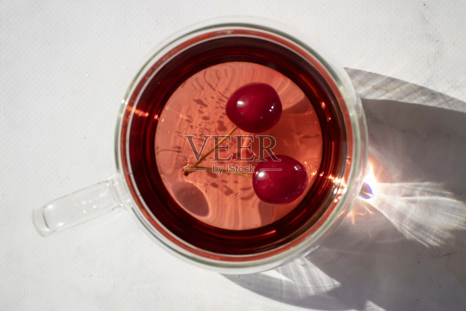 在清淡的背景下搭配新鲜樱桃饮用照片摄影图片