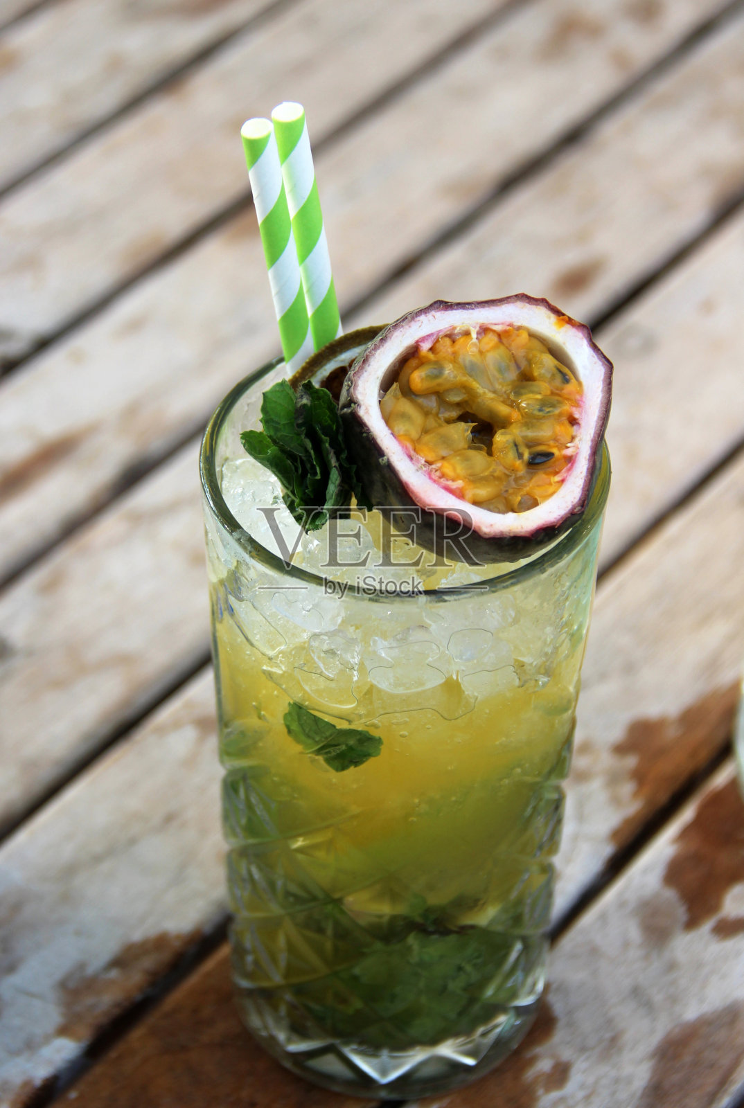 一杯漂亮的莫吉托加沙拉照片摄影图片