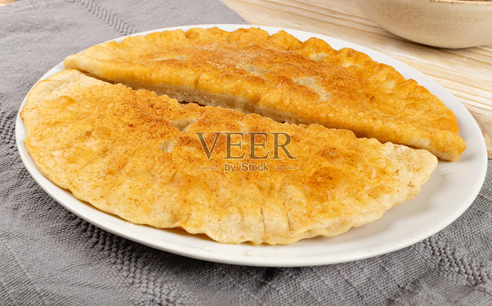 油炸扁平派。翻盘，馅料为碎肉和洋葱，馅料为切布基，照片摄影图片