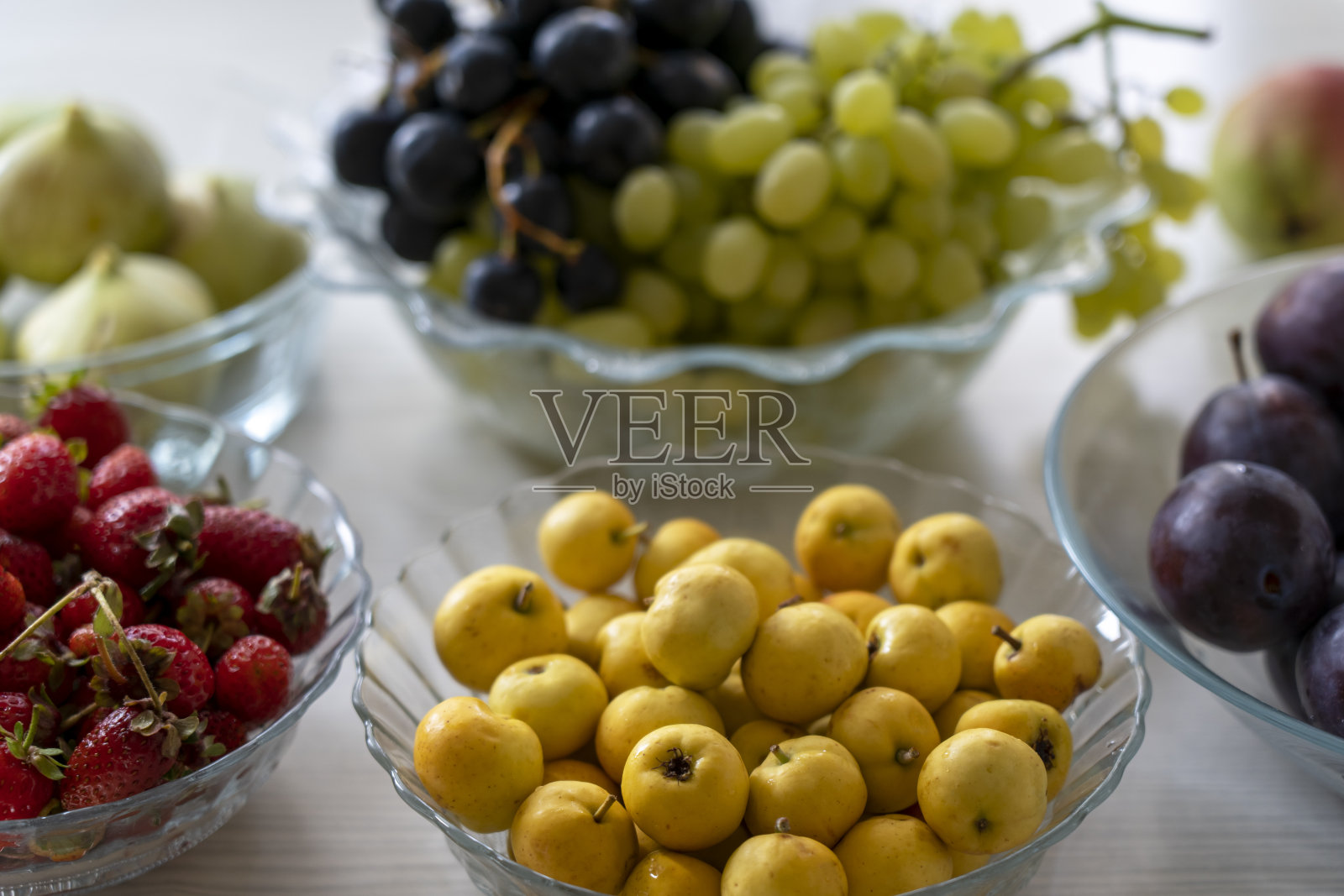 山楂、草莓、葡萄、李子和无花果照片摄影图片