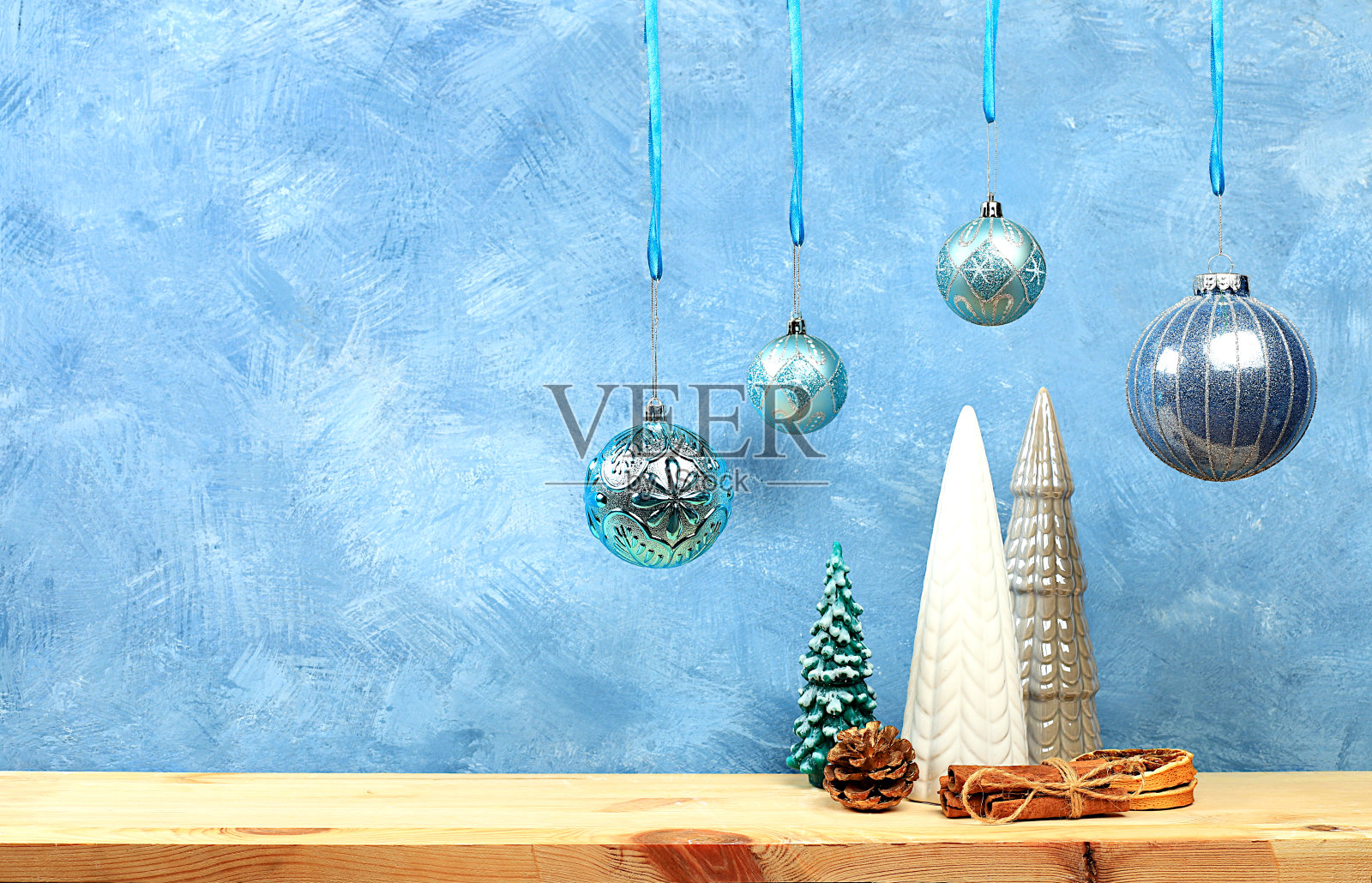 带有圣诞树摆件的乡村桌子，圣诞节样机照片摄影图片