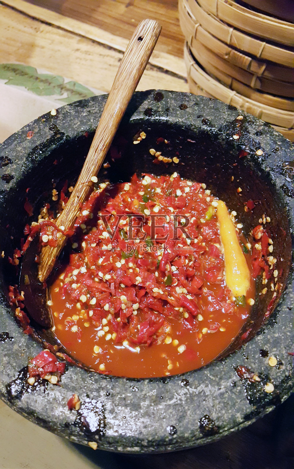 参巴番茄酱。用番茄、红辣椒、青葱、大蒜和其他配料制成的温和的印尼参巴尔或调味品。照片摄影图片