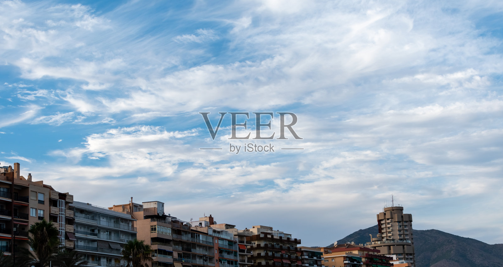 多云的蓝天映在城镇的房屋上照片摄影图片