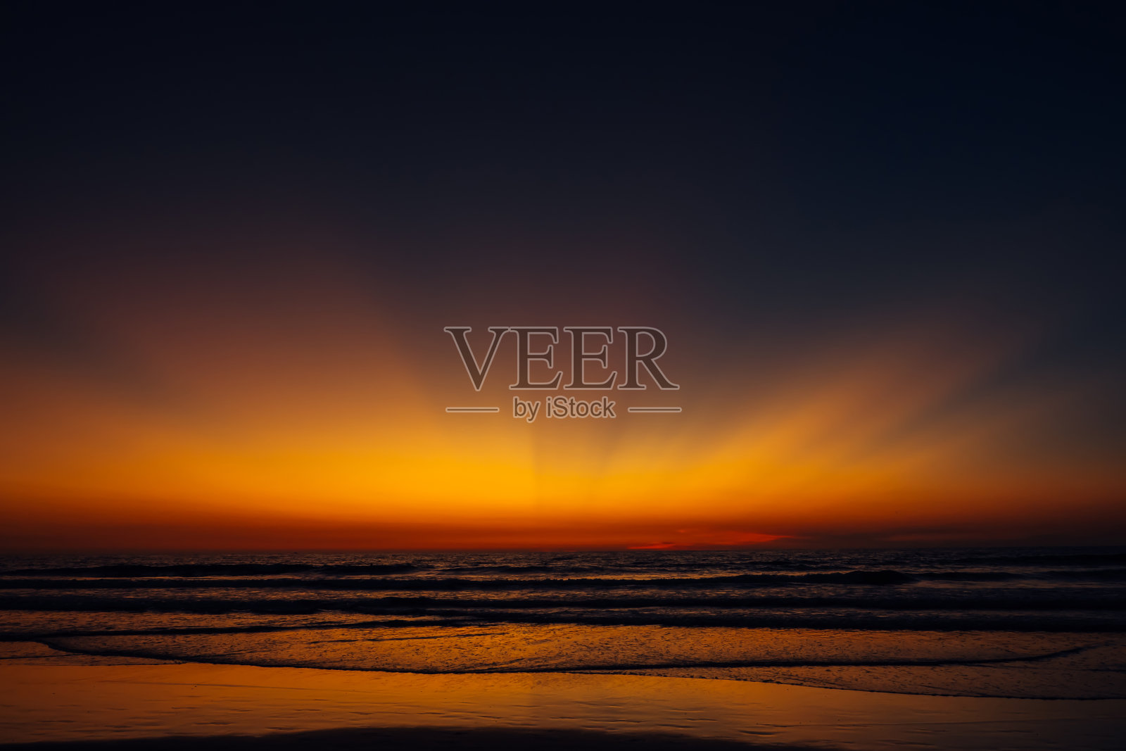 海上五彩斑斓的暮色。海岸上令人惊叹的日落。晚上的天空。照片摄影图片