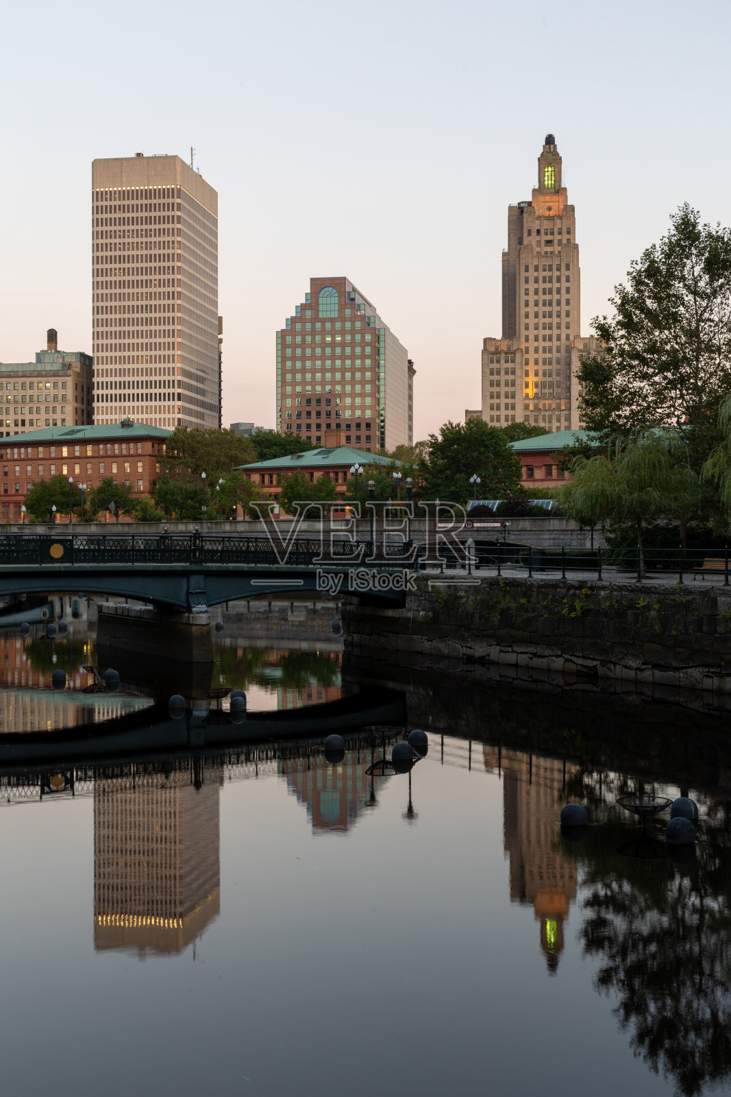 黄昏时分，普罗维登斯市中心的河边散步照片摄影图片