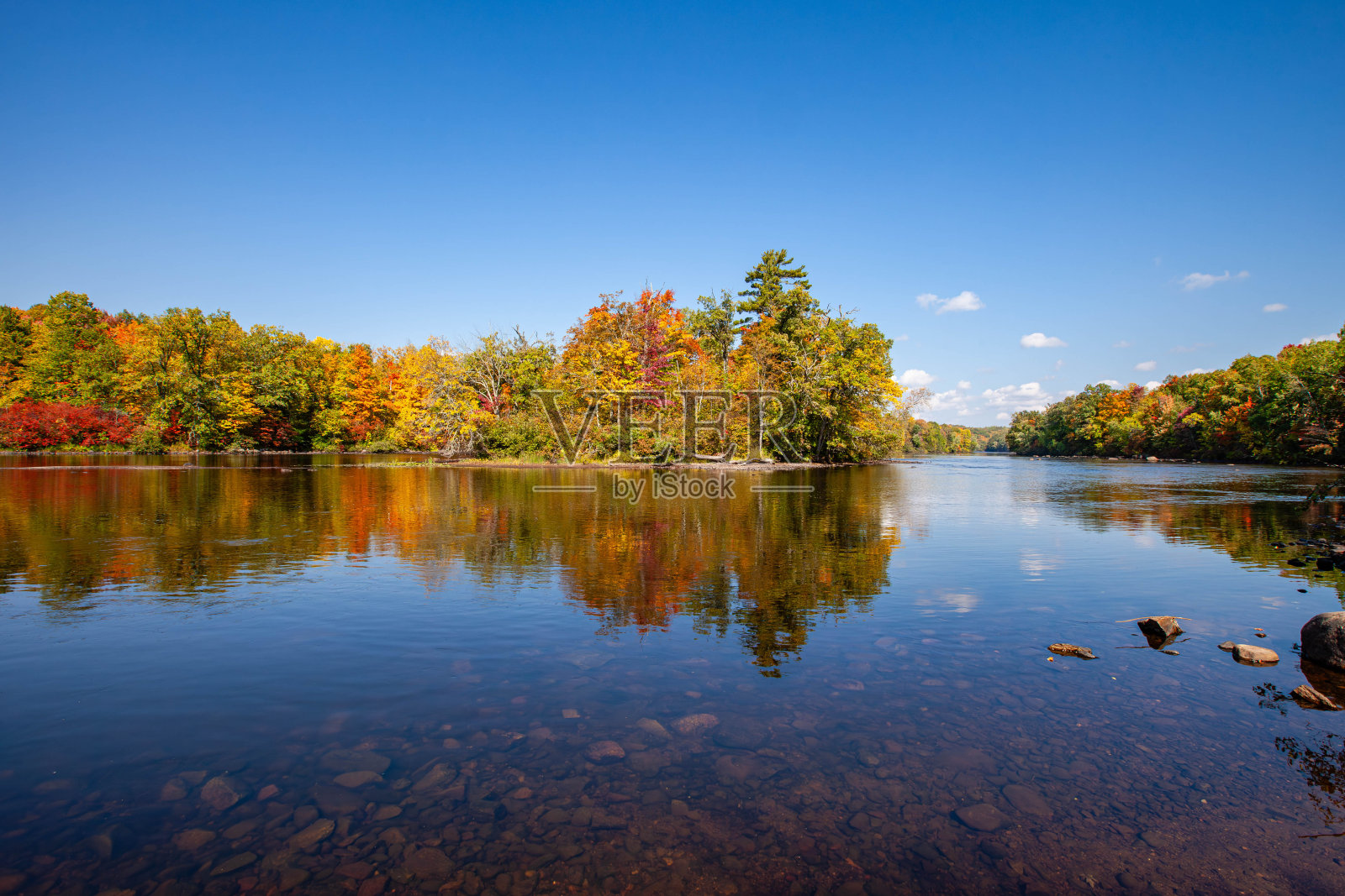 威斯康星河上五彩森林的倒影照片摄影图片