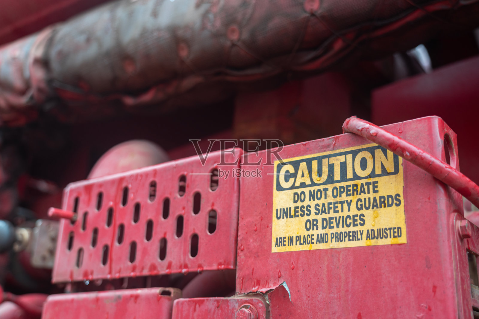 危险移动机器部分，安全标志。照片摄影图片