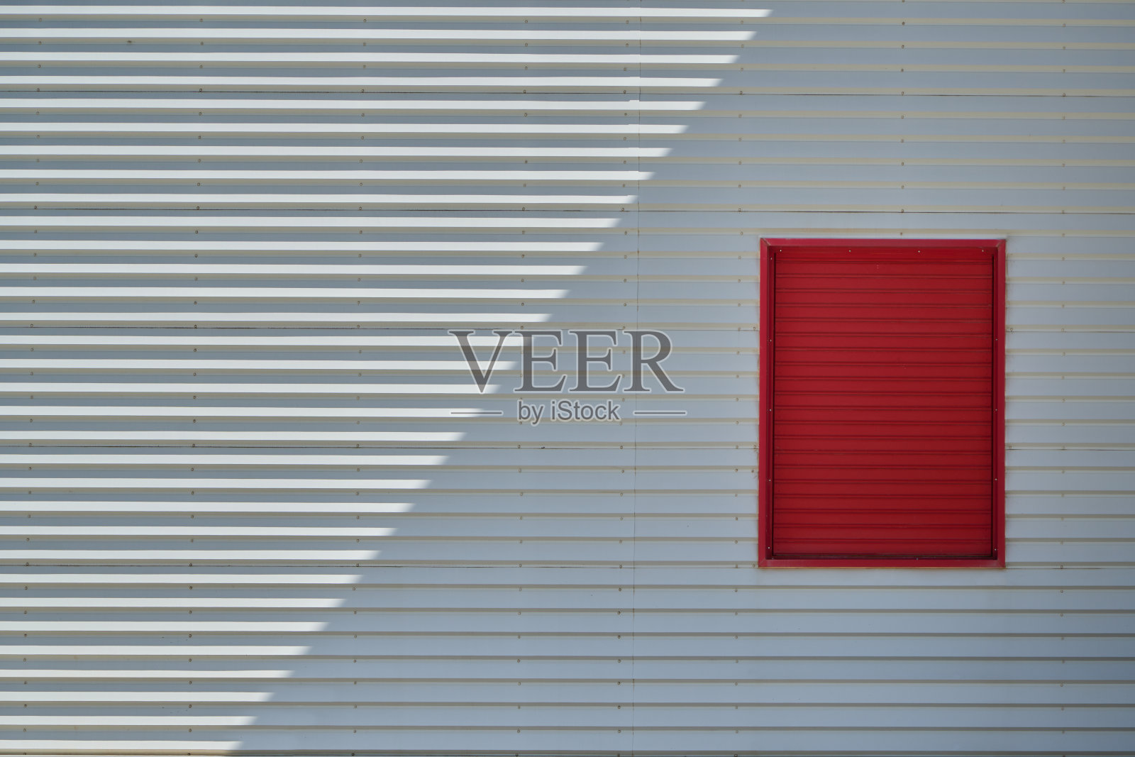 白色工业金属质感立面上的红色窗户照片摄影图片