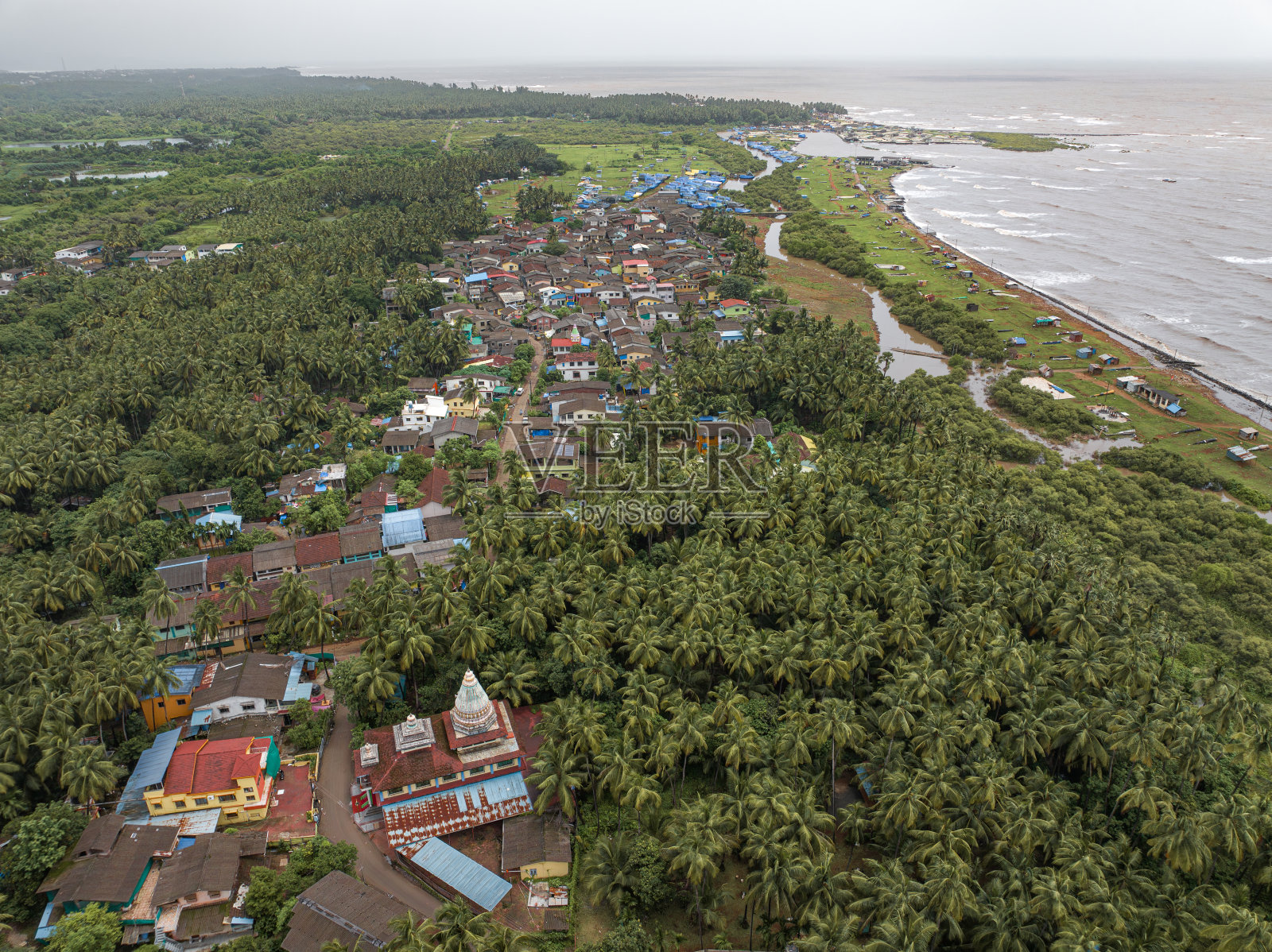 印度马哈拉施特拉邦康坎季风季节的阿里巴格村。照片摄影图片