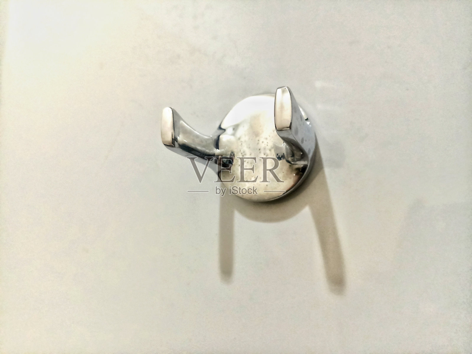 白色墙上的金属挂钩照片摄影图片