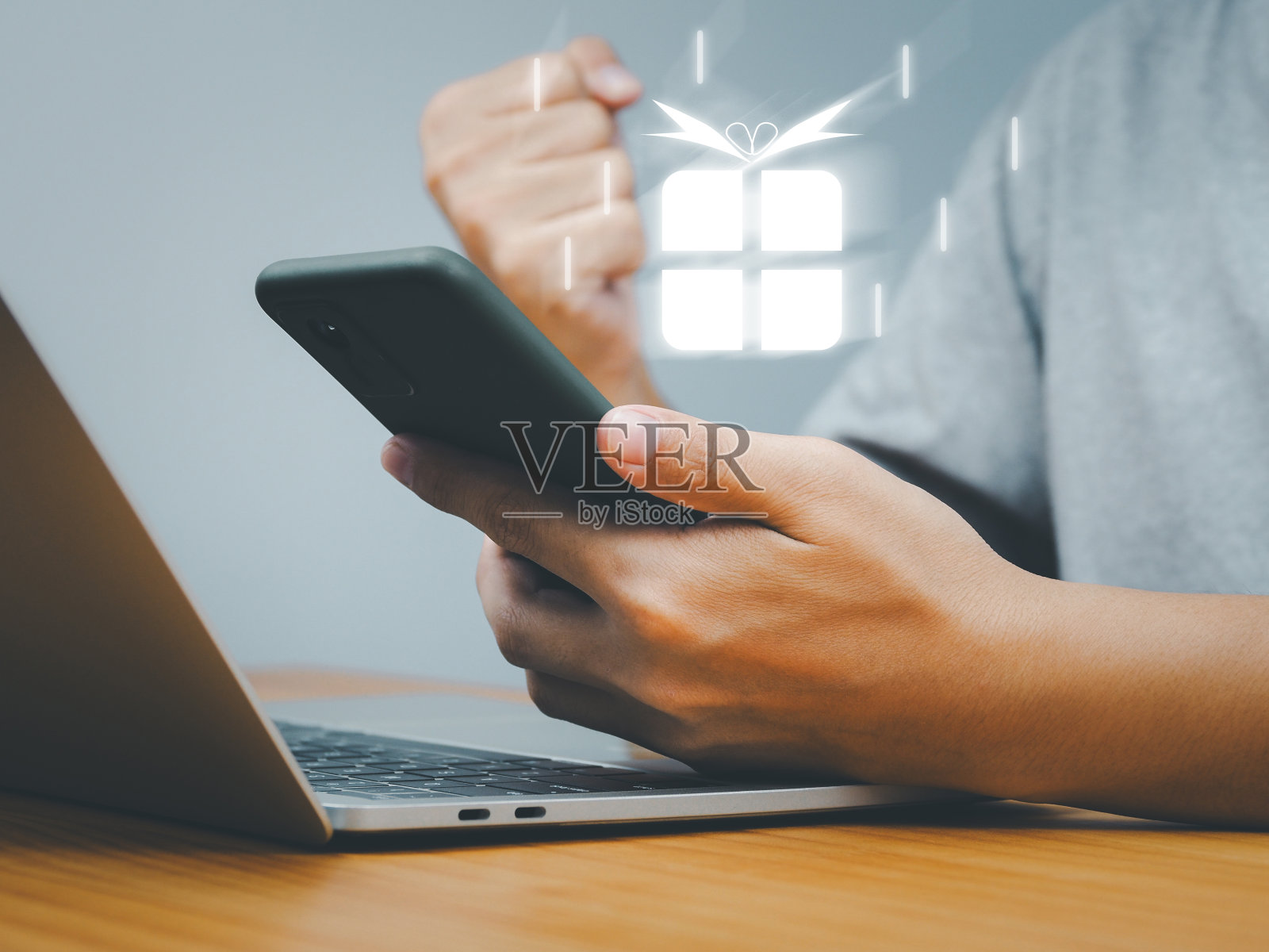 快乐男子在智能手机上收到在线礼物照片摄影图片