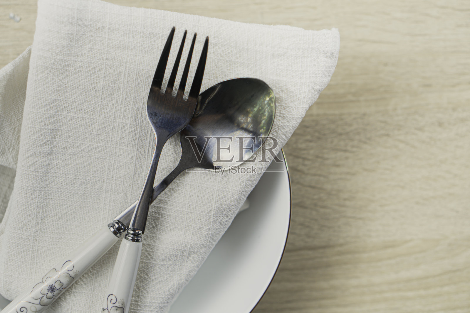 银餐具的高角度视图设置在亚麻餐巾照片摄影图片