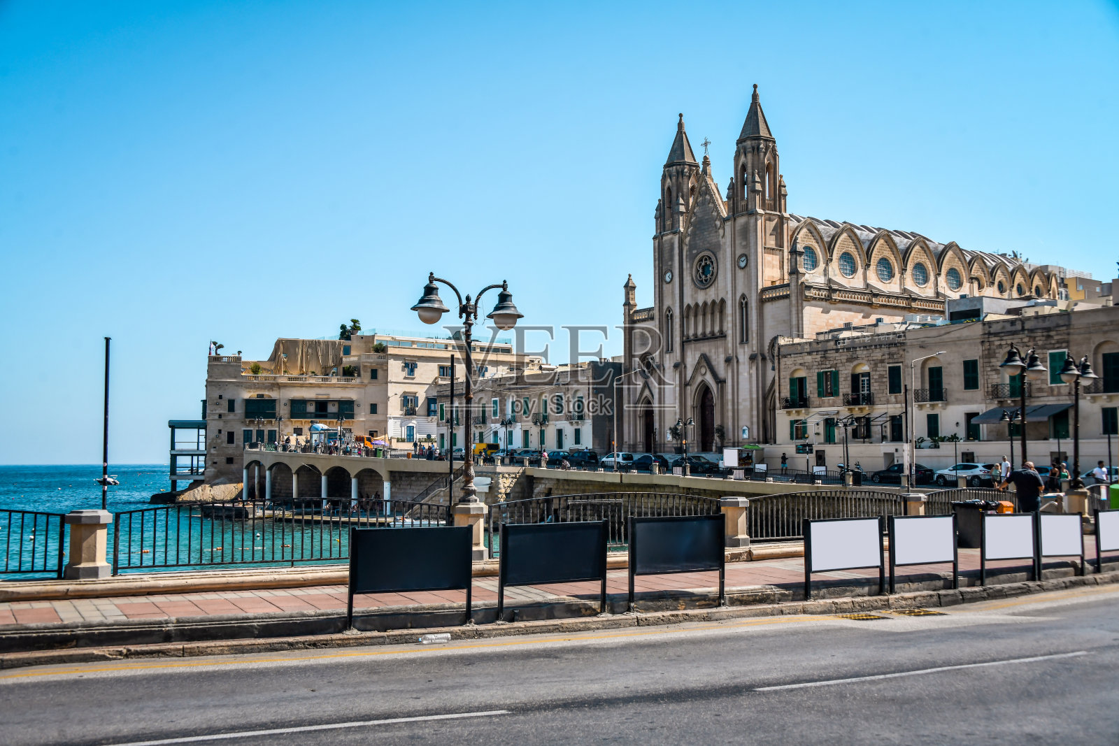 马耳他圣朱利安通往加尔默罗教堂的步道照片摄影图片