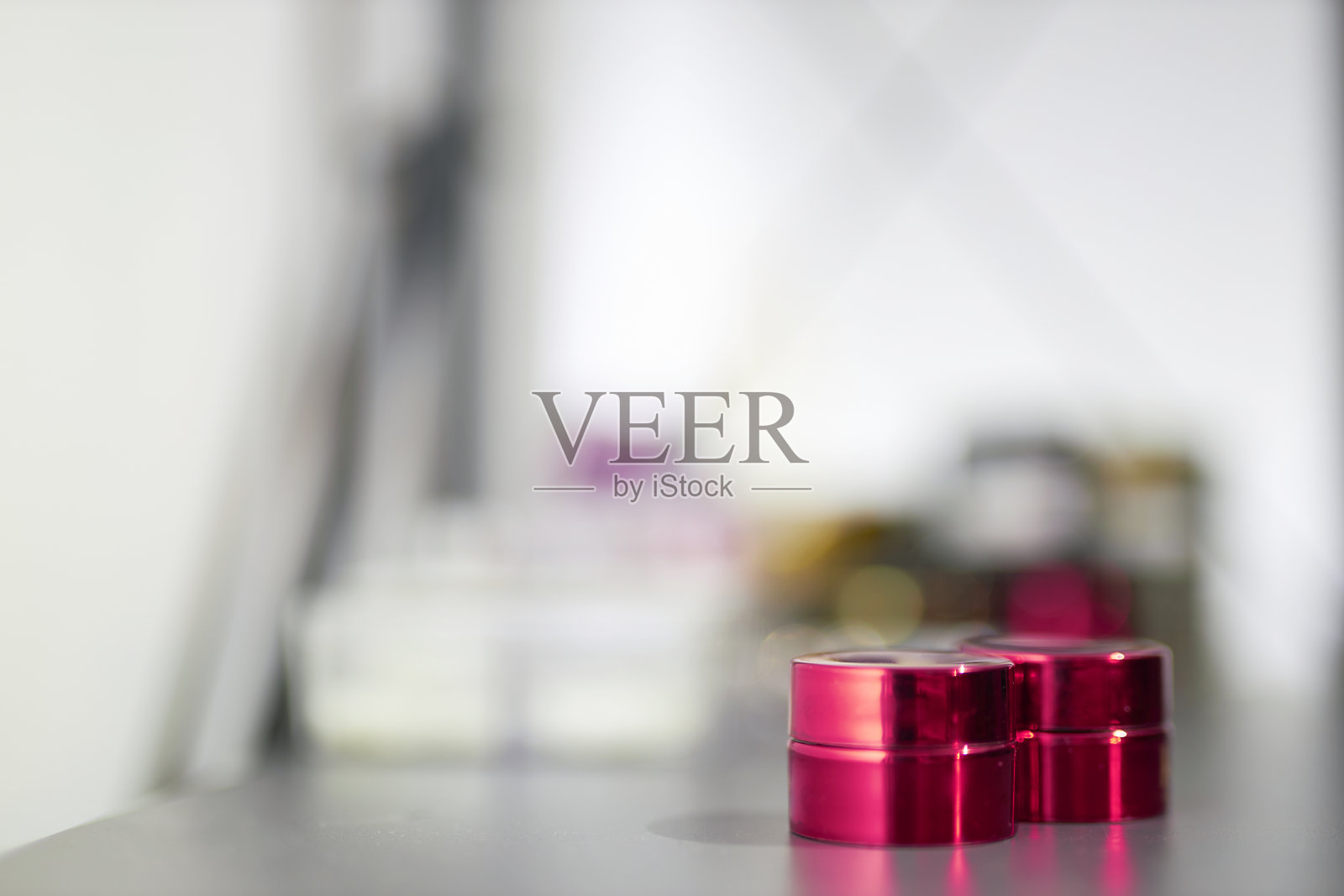 白色桌子上的化妆用具照片摄影图片