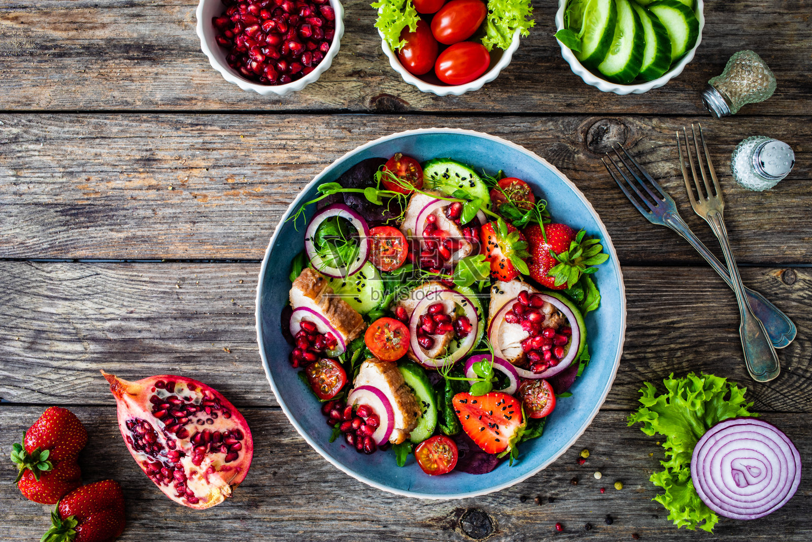 木桌上的烤猪里脊和新鲜水果蔬菜照片摄影图片
