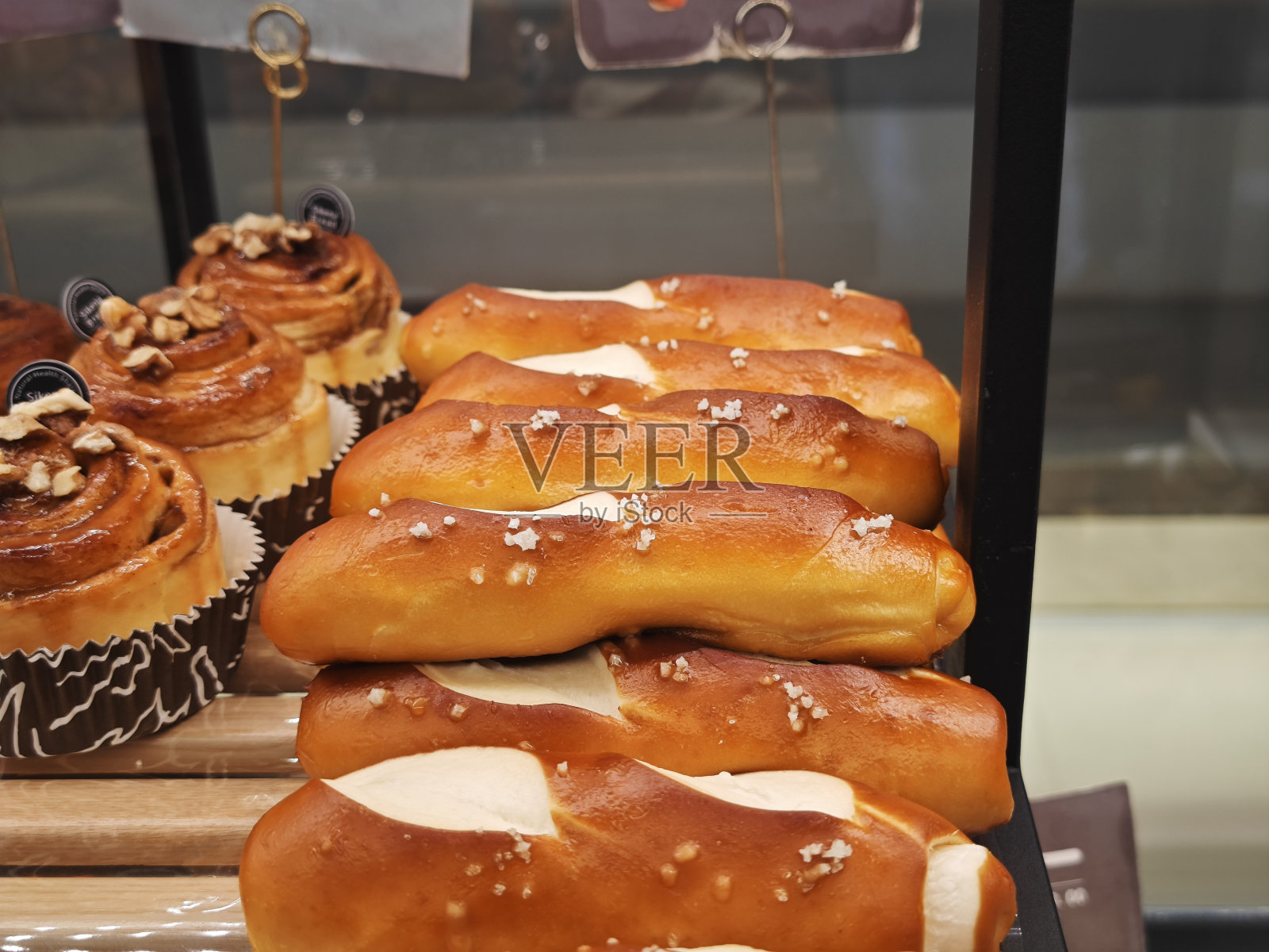 面包店里新鲜的椒盐脆饼照片摄影图片