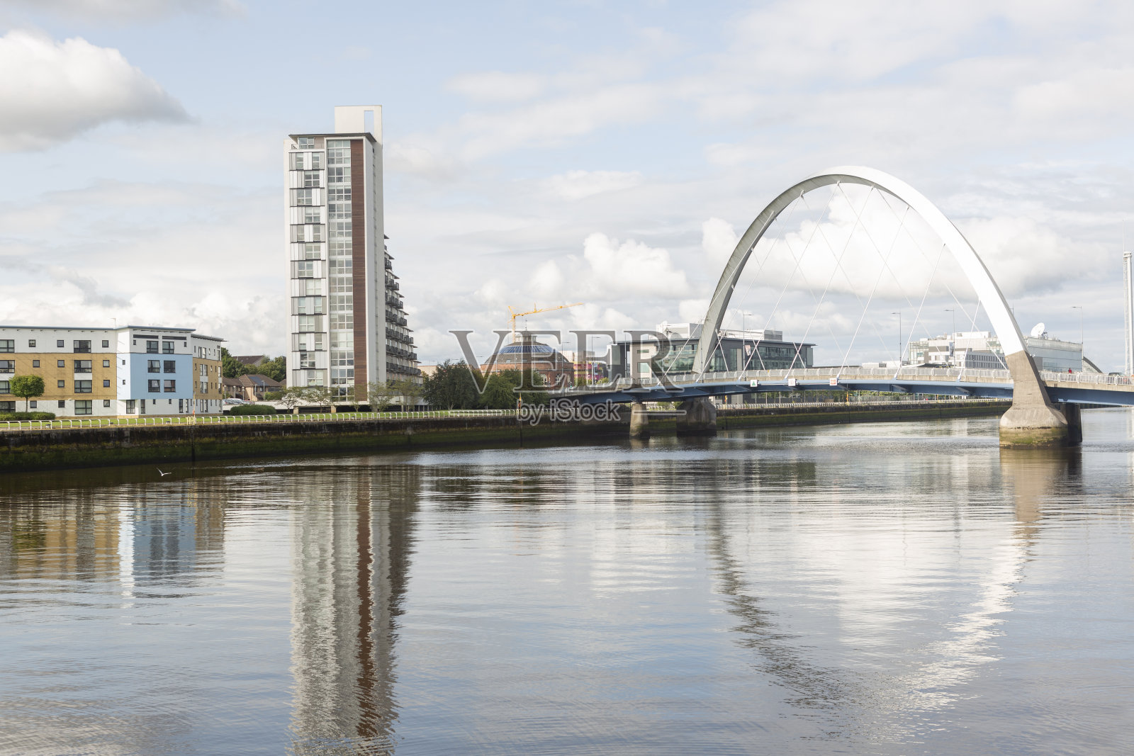 位于苏格兰、英格兰、英国格拉斯哥的克莱德河大桥照片摄影图片