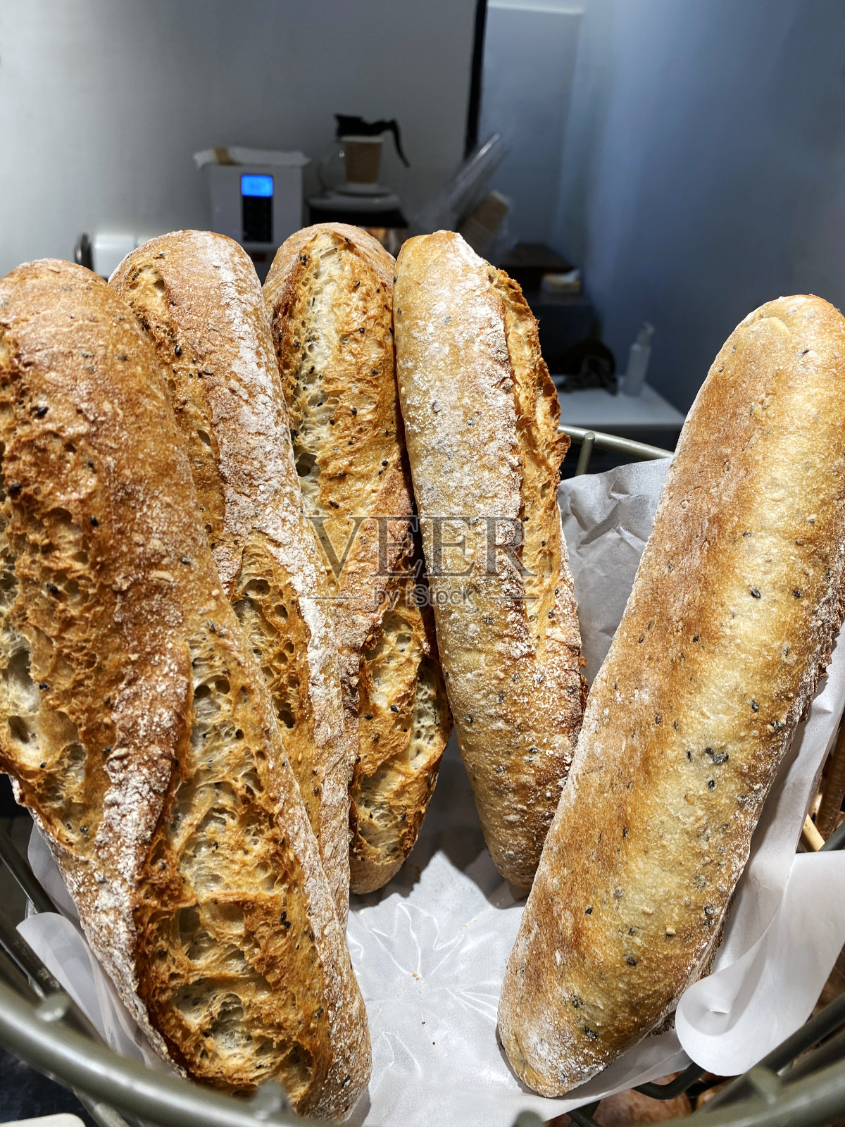 面包店里的长棍面包照片摄影图片