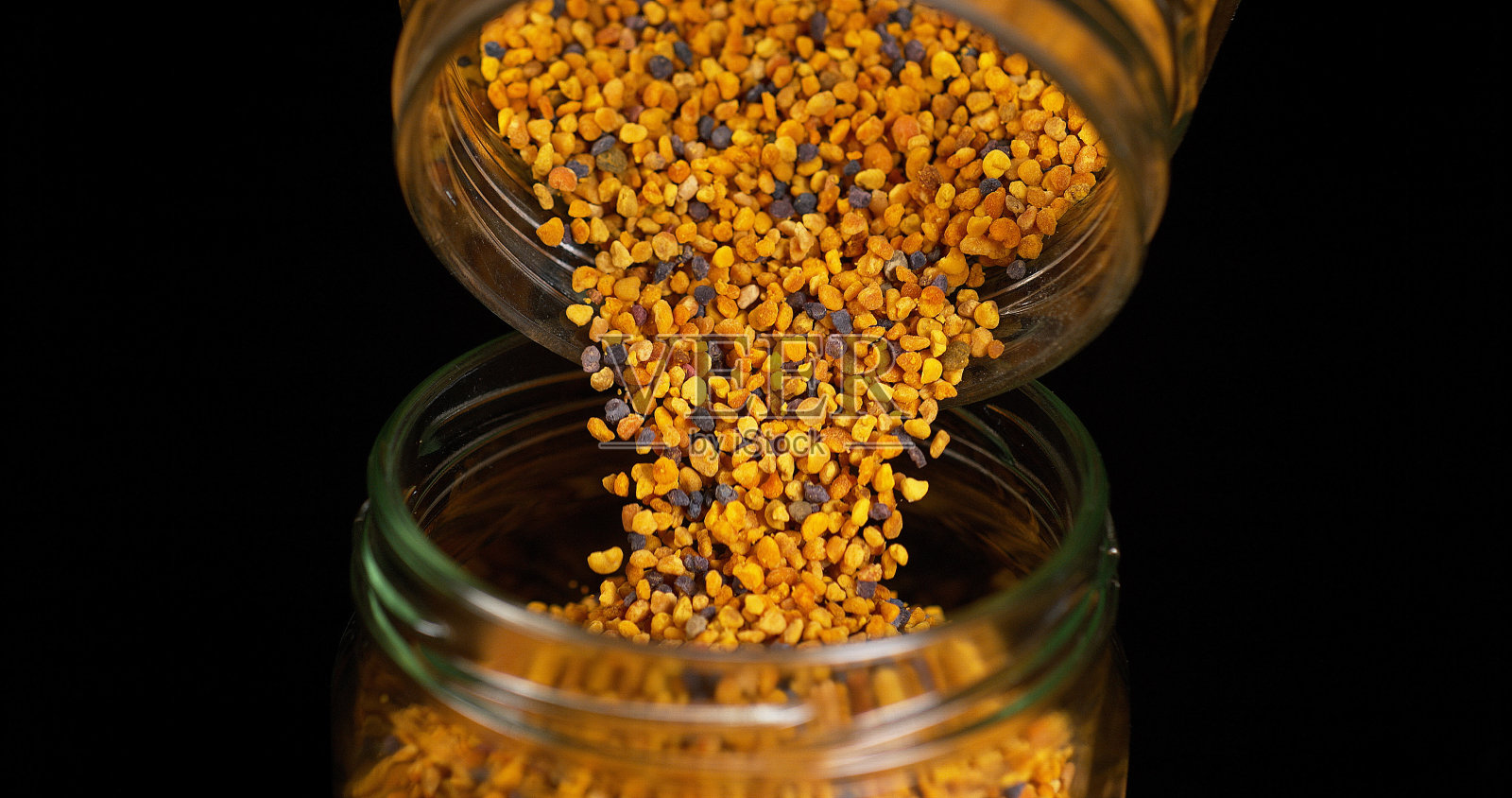 花粉饺子落在黑色的背景照片摄影图片