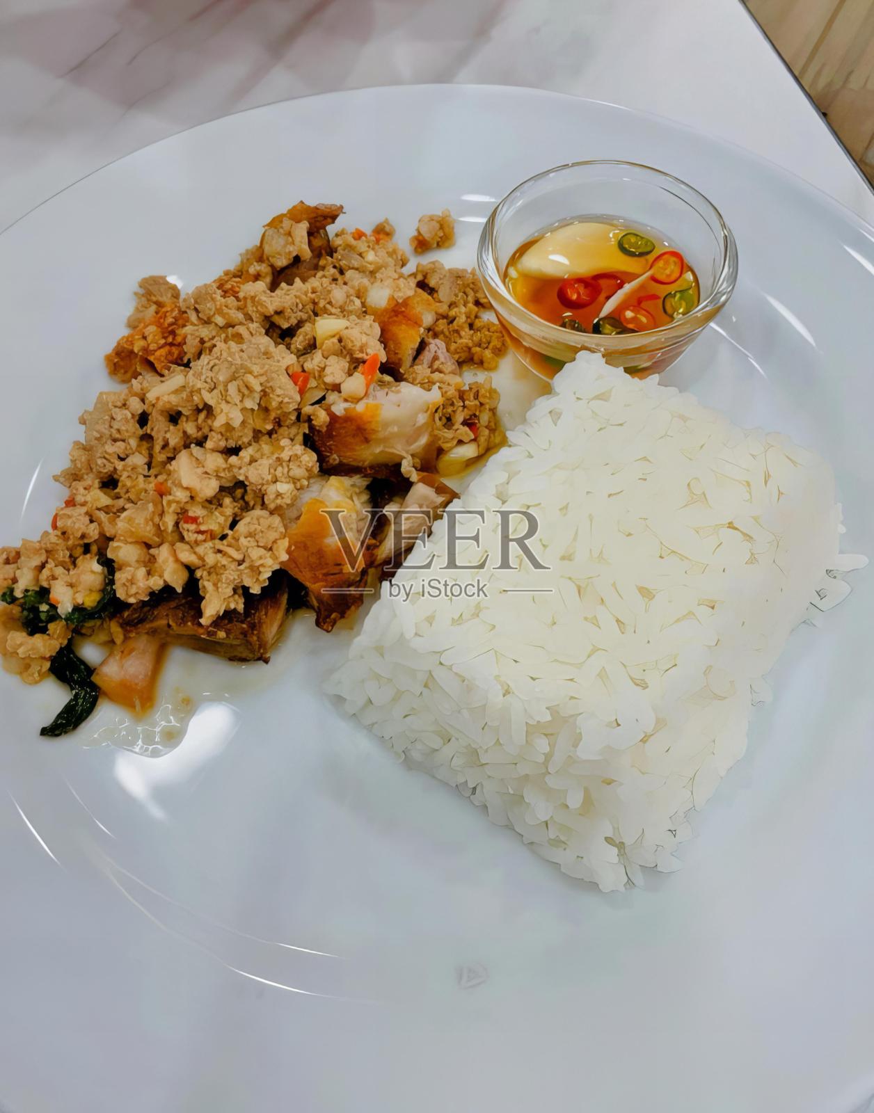 一盘米饭和蔬菜。照片摄影图片