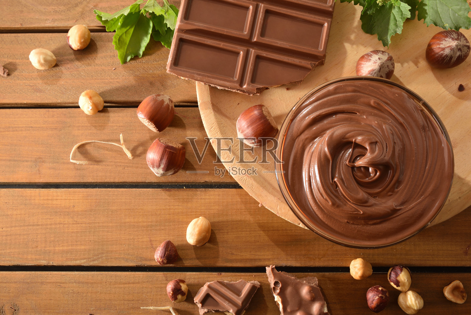 田野里木桌上的可可奶油加榛子照片摄影图片