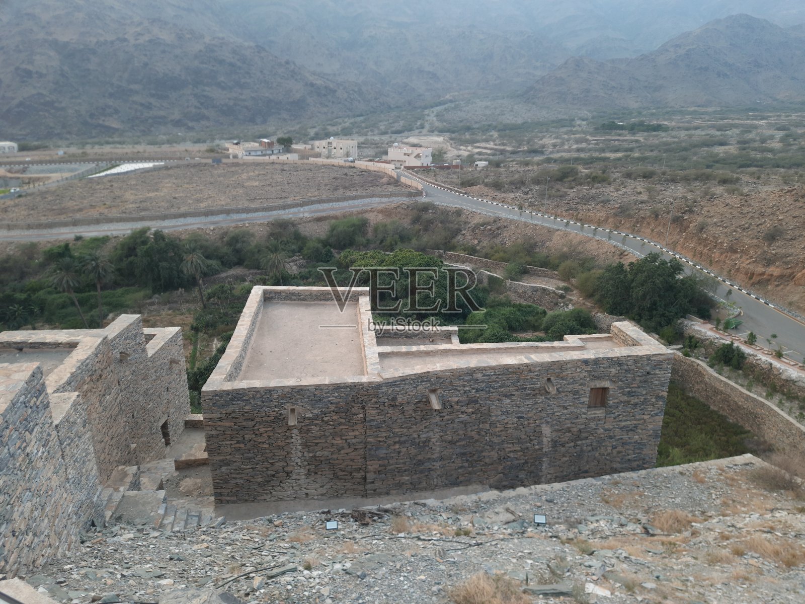 沙特阿拉伯，Al-Baha，古老的遗产村庄Thee Ain(Zee Ain)，房屋，清真寺，塔楼和堡垒，拥有独特的石墙和木制门窗，位于山脉中间，紧邻香蕉种植园照片摄影图片