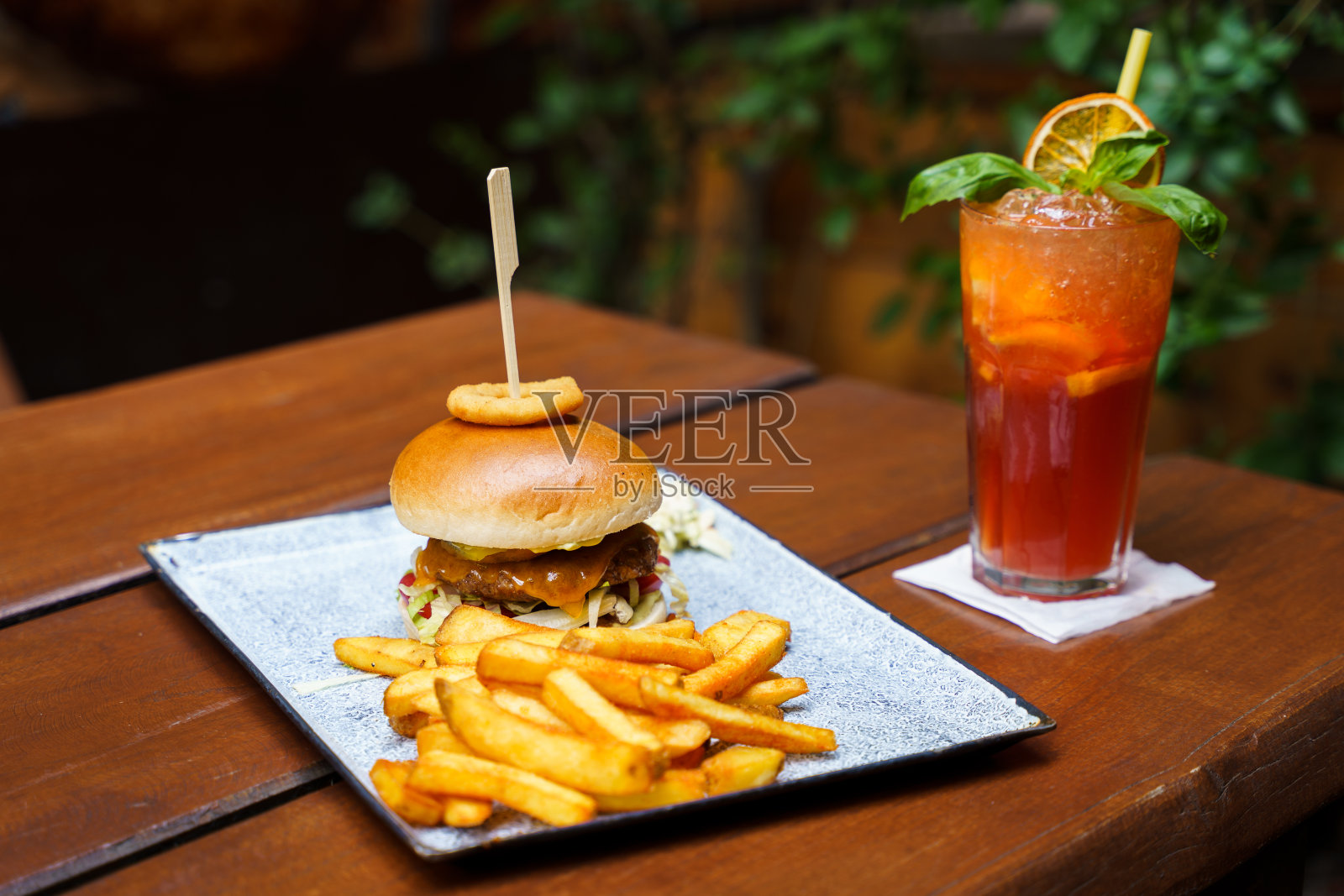 汉堡配土豆、洋葱圈、凉拌卷心菜和柠檬水照片摄影图片