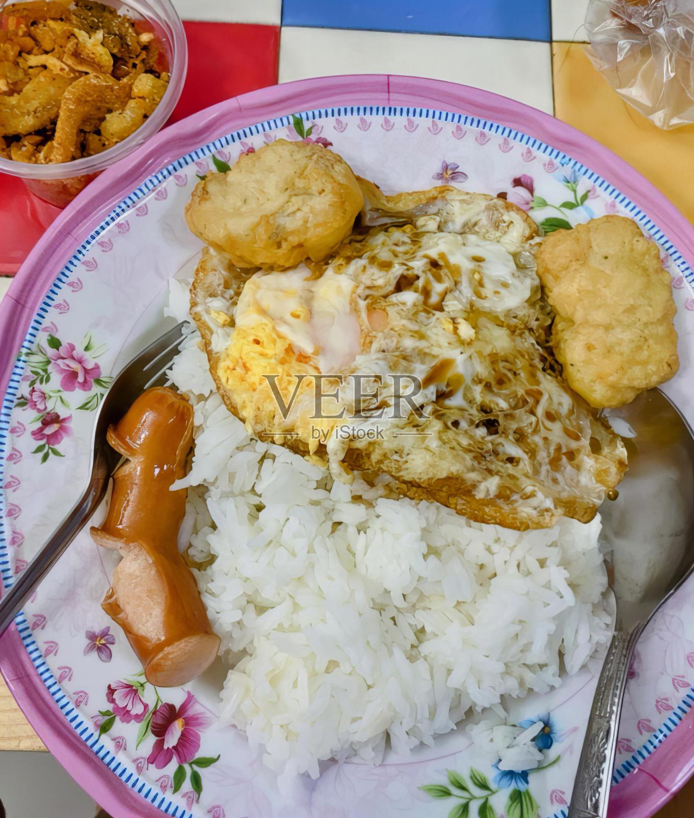 一盘有米饭和炒饭的食物。照片摄影图片